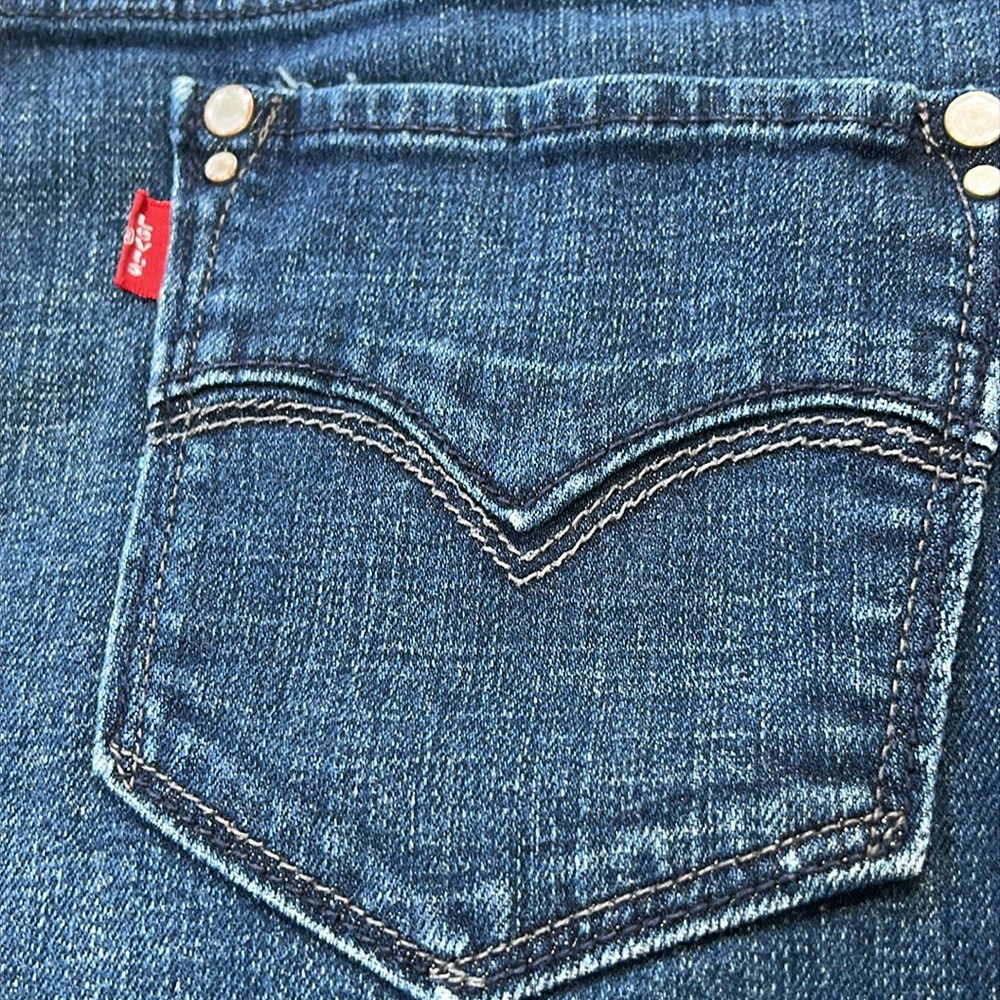 Levi’s 515 Women’s Shorts. Blue denim, with cute details on pockets. Size 12. - Picture 4 of 13